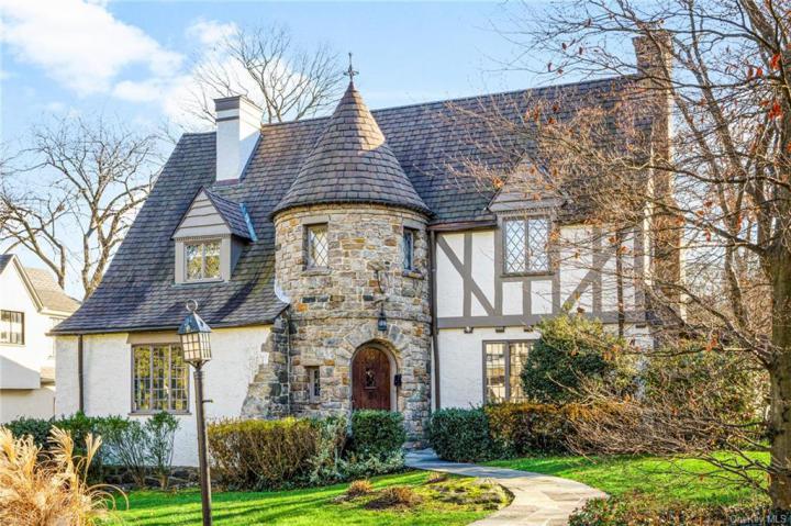 Photo of 55 Vine Road, Larchmont NY