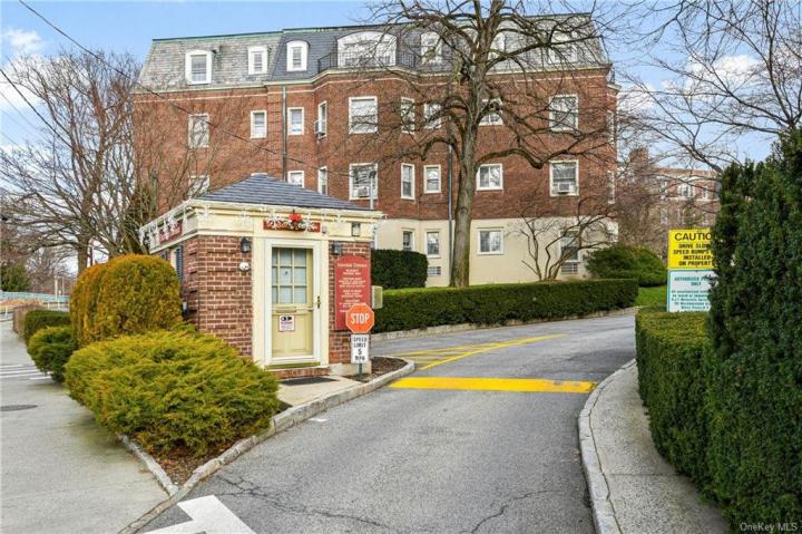 Photo of 3 Chateaux Circle 3m, Scarsdale NY