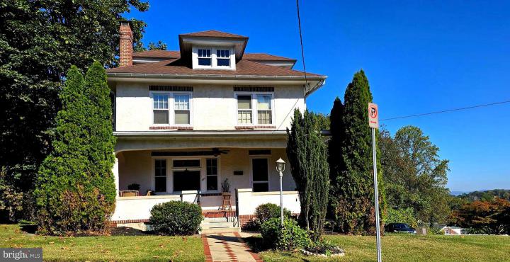 Photo of 121 E Summit Street