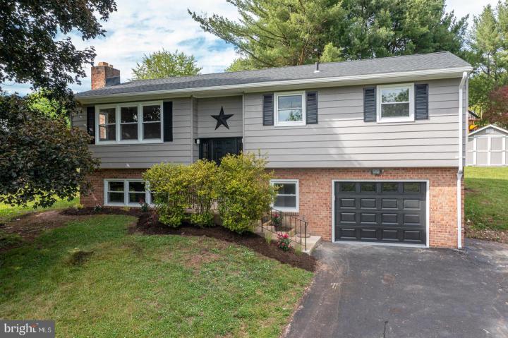 Photo of 921 Shelbourne Road