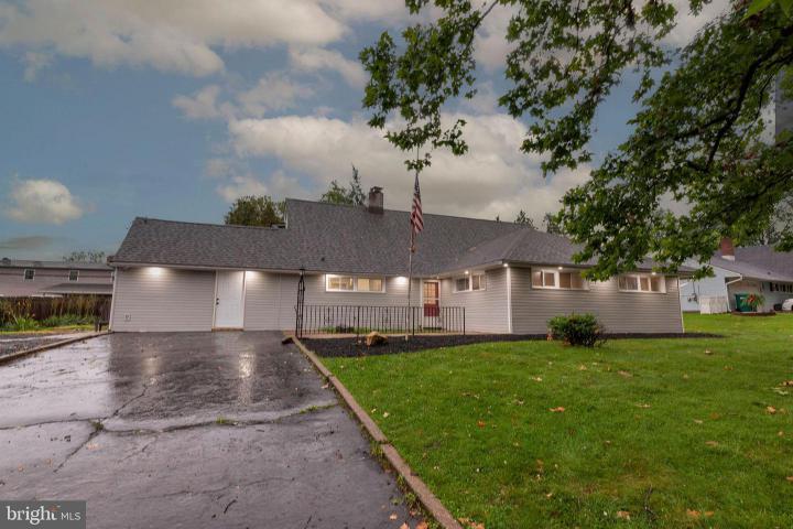 Photo of 283 Snowball Drive, Levittown PA