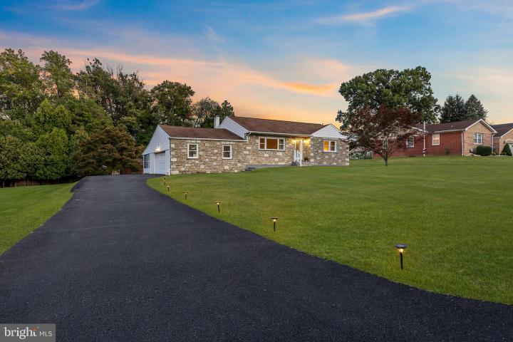 Photo of 111 Beechwood Drive, Huntingdon Valley PA