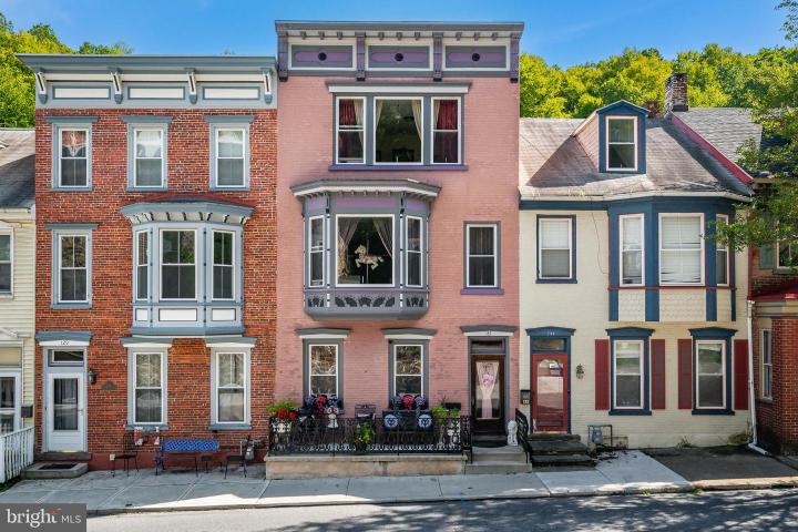 Photo of 131 W Broadway