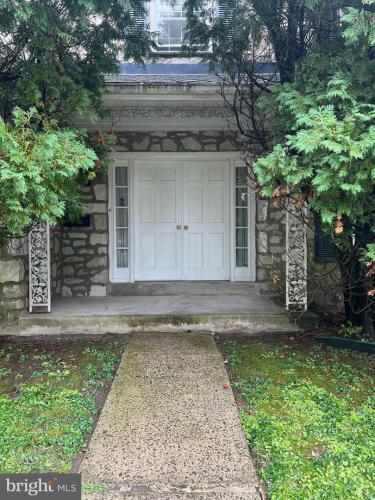 Photo of 658 W Rolling Road, Springfield PA