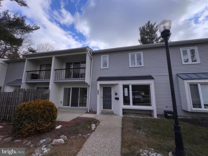 Photo of 215 E Chelsea Circle