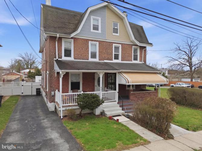 Photo of 825 Aubrey Avenue