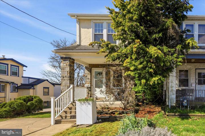 Photo of 7864 Beverly Boulevard