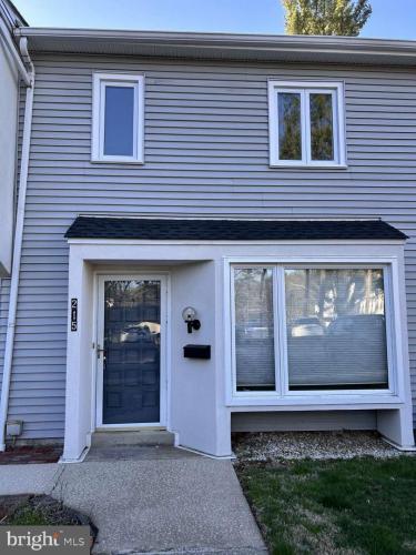 Photo of 215 E Chelsea Circle