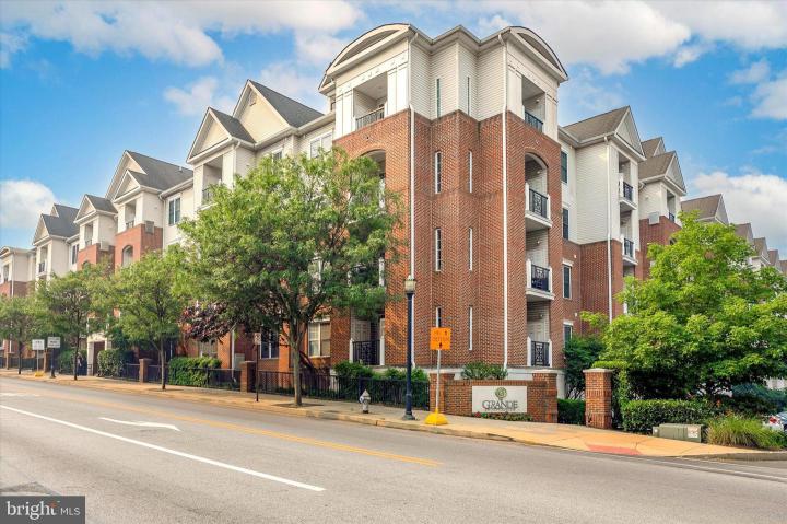 Photo of 300 W Elm Street 2322