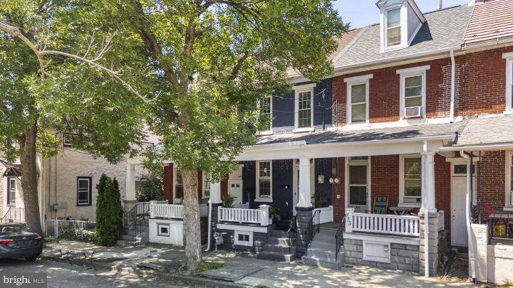 Photo of 851 Queen Street