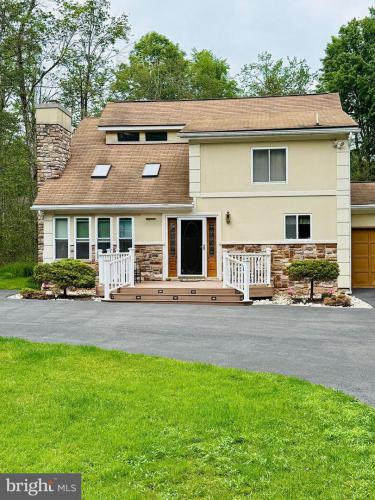 Photo of 111 Sir Lyonnesse Court, Blakeslee PA