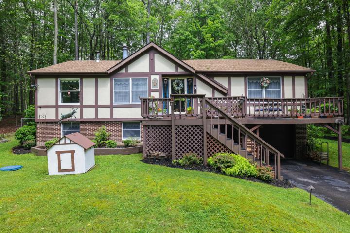 Photo of 137 Outer Drive, Pocono Lake PA