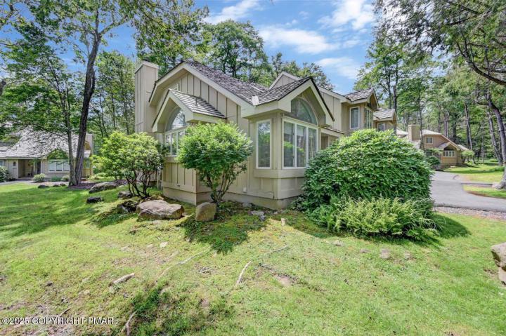 Photo of 1061 Crestwoods Drive