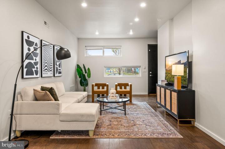 Photo of 529 W Jefferson Street, Philadelphia PA