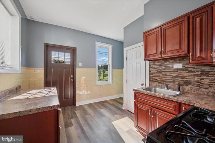 Photo of 5715 Leonard Street