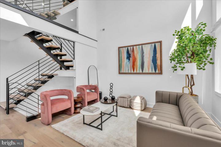 Photo of 2618 E Hagert Street