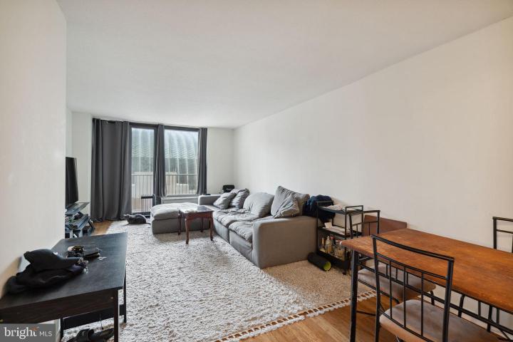 Photo of 1420 Locust Street 8o