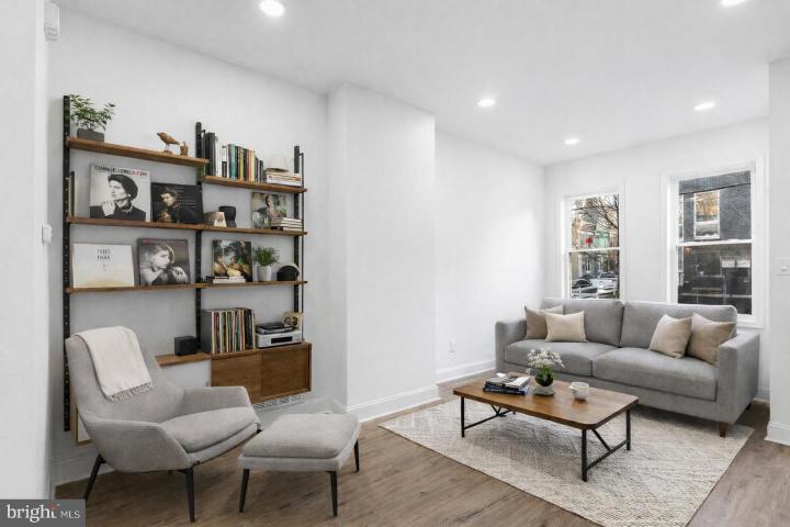 Photo of 2933 W Master Street