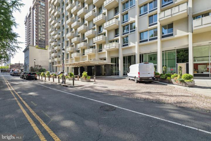 Photo of 604 S Washington Square 1806, Philadelphia PA