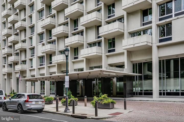 Photo of 604 S Washington Square 3105